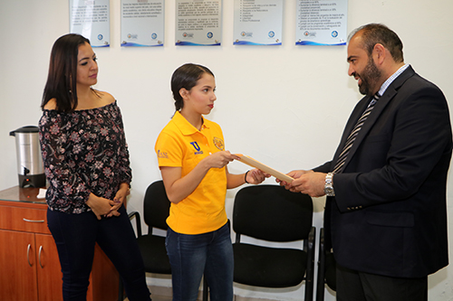 Ricardo Tadeo Cantú subdirector académico de Prepa 2 entrega reconocimiento a Brissa Jasso