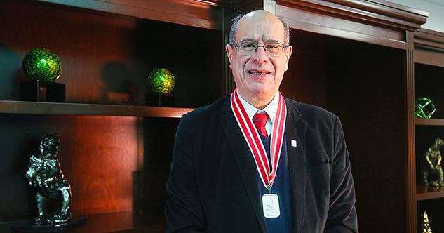 Distingue academia mexicana a ingeniero de la UANL