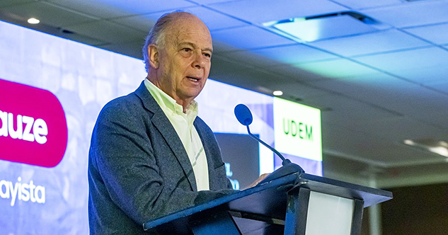 Llama Krauze a jóvenes a interesarse por la política y a leer mucho