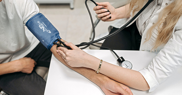 Alertan en HU sobre riesgos cardiovasculares por hipertensión
