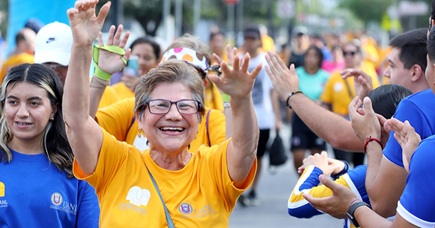 Realiza UANL carrera con causa por los adultos mayores