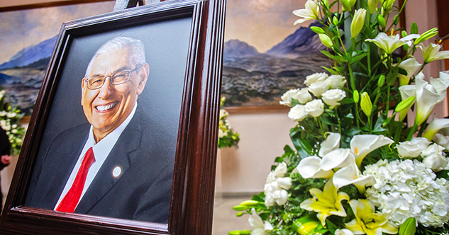Honra UANL al doctor Luis Eugenio Todd