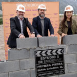 Colocan primera piedra de la construcción de estudio de filmación en Santa Catarina
