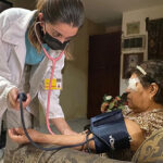 Llevan atención médica a adultos mayores