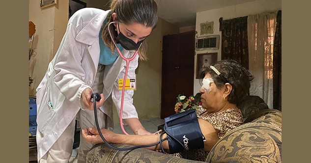 Llevan atención médica a adultos mayores