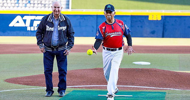 Reconoce Sultanes Femenil la pasión por el Softbol de Héctor S. Maldonado