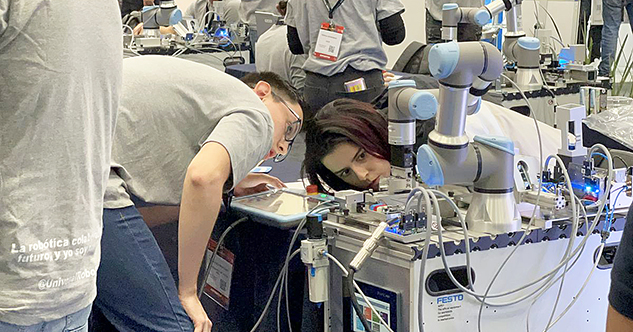 Diseñan estudiantes de la UDEM ‘cobots’ para competencia internacional 
