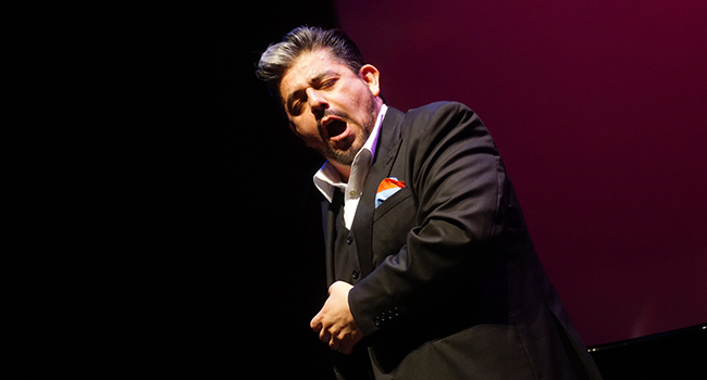 Emociona Alfredo Daza con su voz al público del centro de las artes