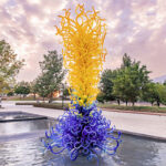 Instalan obra de Dale Chihuly exclusiva para la UDEM
