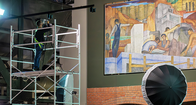 Revisan estado de conservación del mural ‘Alegoría de la Producción’ de Fermín Revueltas en el Centro de las Artes
