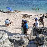 Llevan a cabo segunda jornada de limpieza de playas de Cancún