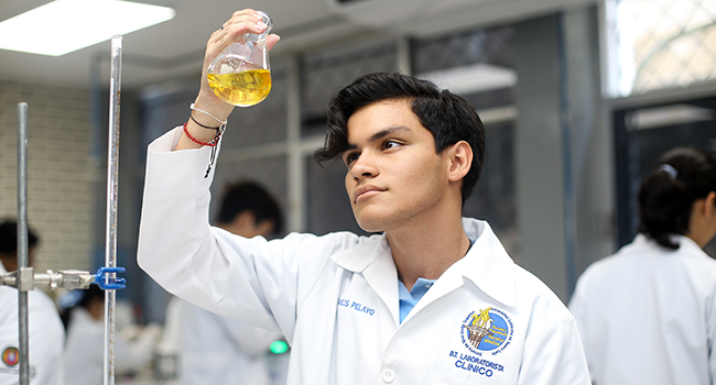 Cumple UANL 50 años capacitando a técnicos en el área de la salud