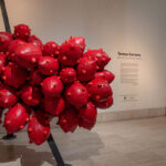Abre MARCO la exposición «Teresa Serrano. Mírame, te veré de vuelta»