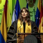 Exhorta a estudiantes a ser auténticos y a improvisar “en el escenario de sus vidas”