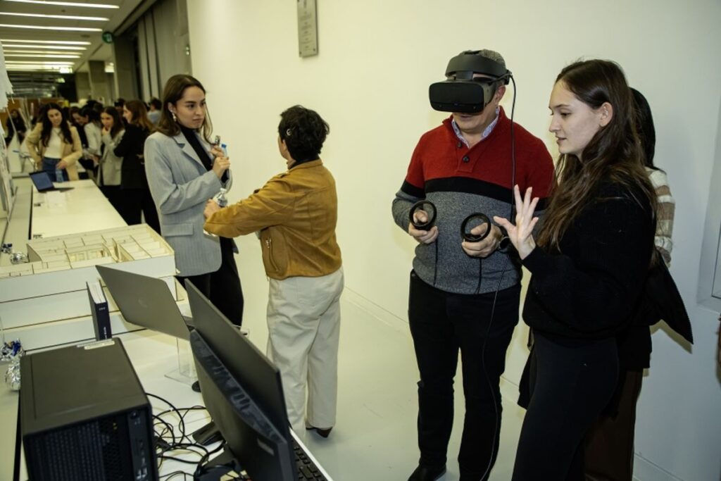Estudiantes de diseño se centran en usuarios y tecnología avanzada