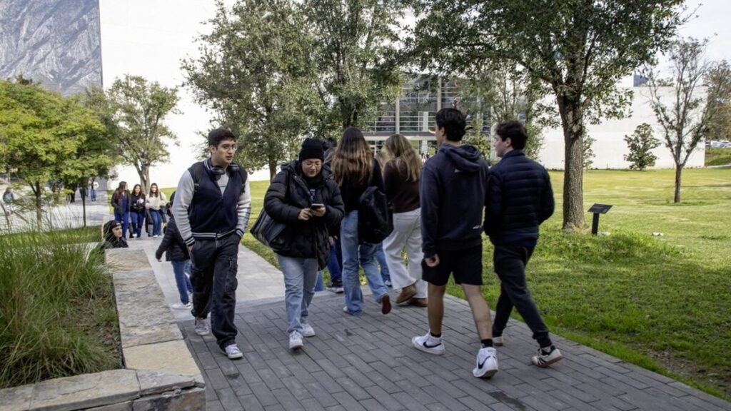 Regresa el ambiente estudiantil a las aulas de la UDEM