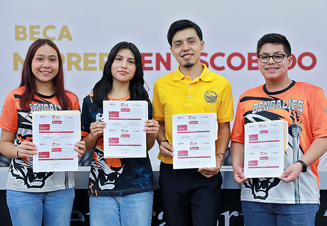 Apoyan con becas a estudiantes de la Preparatoria 25 de la UANL