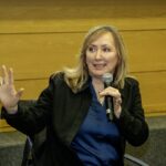 Exhorta a estudiantes a perder el miedo y atreverse a escribir