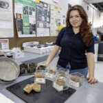 Propone alumna de la UDEM material aislante basado en cáscara de cacahuate