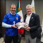 Dialoga ex delantero Davor Šuker con el alcalde de Monterrey sobre el próximo Mundial de futbol