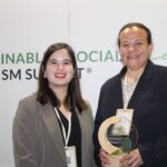 Entregan reconocimiento por proyecto de turismo humanista en cumbre internacional