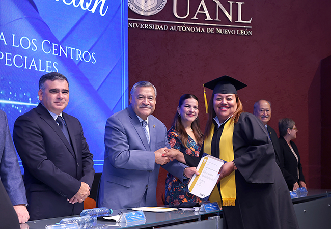 Concluyen preparatoria en programa de inclusión social de UANL