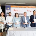 Entrega SNTE 21 Cartilla de los Derechos de la Mujer a residentes del municipio de Escobedo