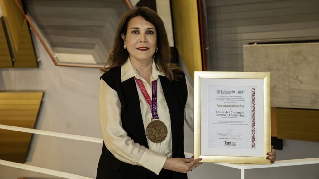 Recibe maestra de la UDEM la Presea Nacional al Mérito de las Universitarias STEM