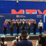 Renueva municipio Banderas Nacionales a 50 escuelas públicas
