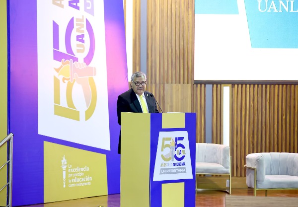 Garantiza autonomía una universidad libre, plural y crítica: Santos Guzmán
