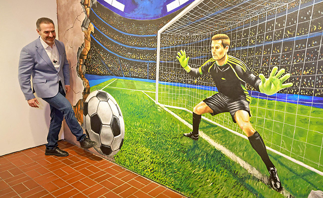 Inaugura Adrián de la Garza exposición “Arte Regio 2026”