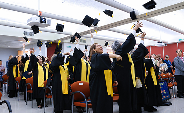 Celebra UANL graduación de Universidad para los Mayores