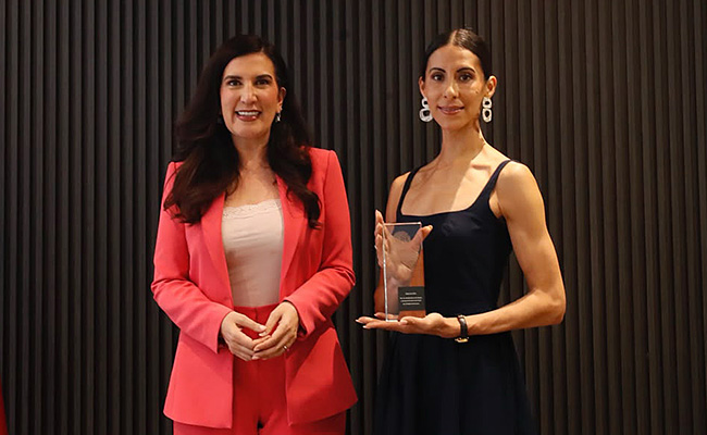 Entregan reconocimiento a la bailarina de ballet Elisa Carrillo Cabrera