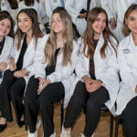 Inician estudiantes su camino profesional con la investidura de batas en UDEM