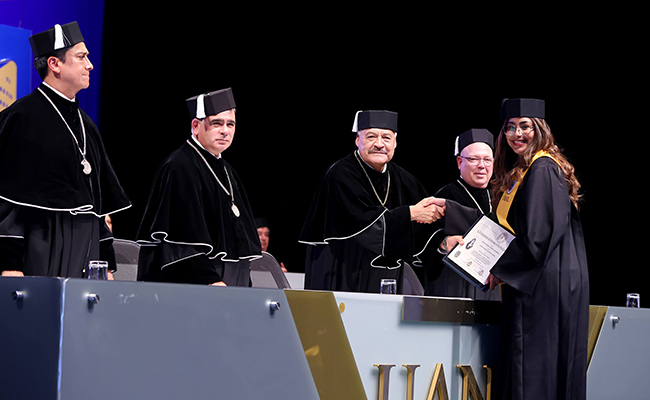 Entregan reconocimientos a 118 egresados de la UANL por su Mérito Académico