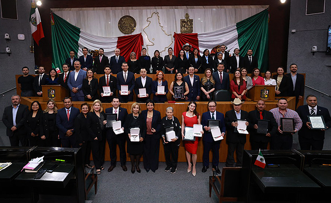 Entregan Medalla de Honor ‘Fray Servando Teresa de Mier’ a 14 ciudadanos